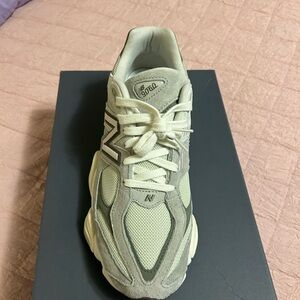 New Balance Men’s Off-White Sneakers